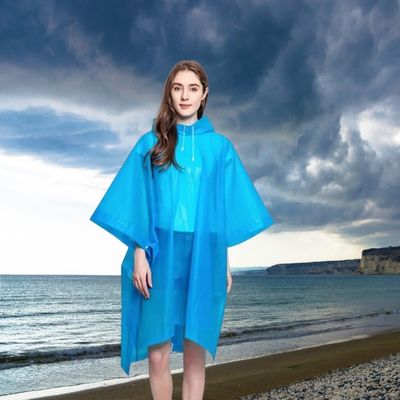 Cape-de-pluie-femme-marchant-bord-mer