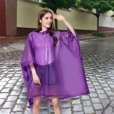 Cape-de-pluie-femme-dans-rue-pavée