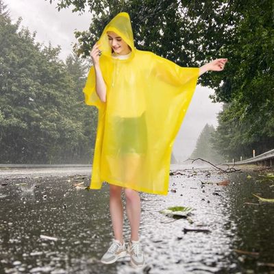 Cape-de-pluie-femme-marchant-sur-route-humide