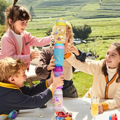 Enfants jouent empilage gourde paille enfant table randonnée