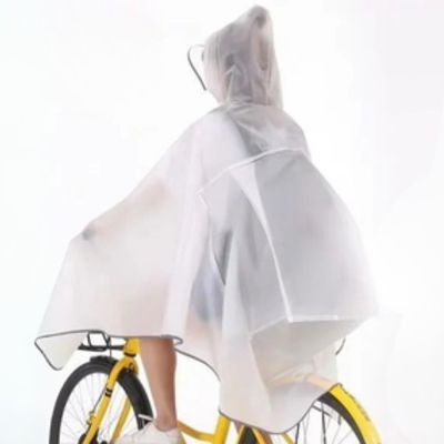 FEMME-AVEC-CAPE-DE-PLUIE-VELO-BLANCHE