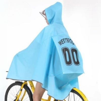 FEMME-AVEC-CAPE-DE-PLUIE-VELO-BLEUE