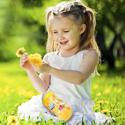 Fillette assise herbe gourde paille enfant cueillette pissenlits