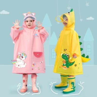 Poncho-de-pluie-licorne-enfant-joue-avec-enfant-dinosaure
