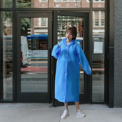 Poncho-de-pluie-femme-devant-magasin