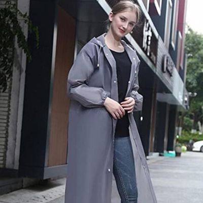 Poncho-de-pluie-femme-marche-trottoir