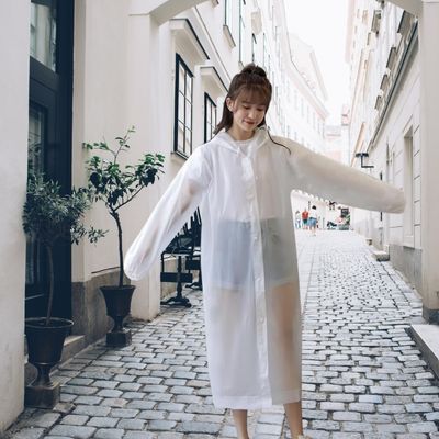 Poncho-de-pluie-femme-dans-rue-pavée