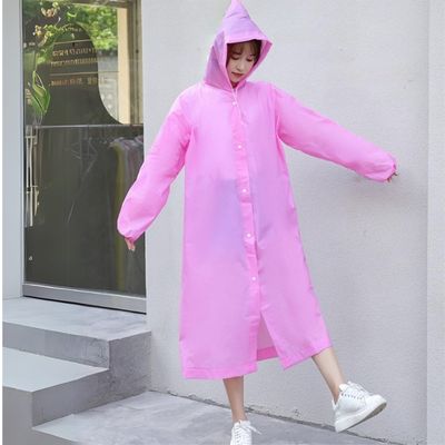 Poncho-de-pluie-femme-marche-rue