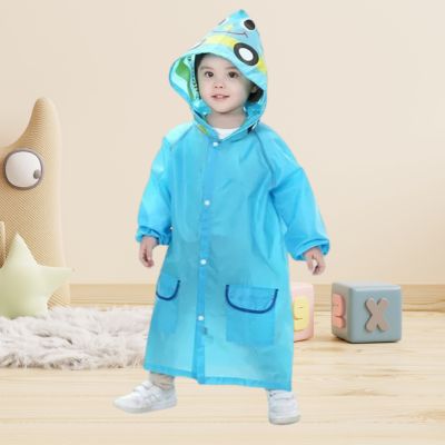 Poncho-pluie-enfant-dans-chambre
