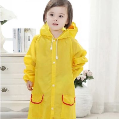 Poncho-pluie-enfant-fille-pose-pour-photo