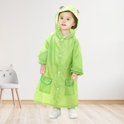 Poncho-pluie-enfant-dans-salle-manger