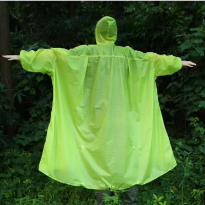 Poncho-pluie-femme-bras-en-croix-de-dos