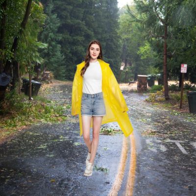 Poncho-pluie-femme-marchant-route-forestiĂšre