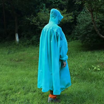Poncho-pluie-femme-efficace-sur-chemin-herbeux