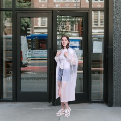 Poncho-pluie-femme-devant-magasin