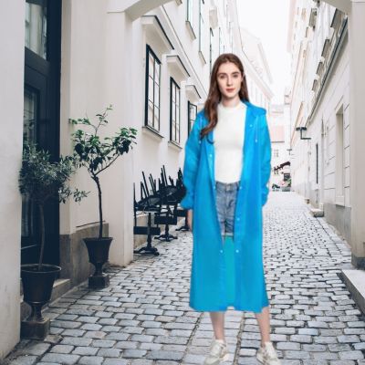 Poncho-pluie-femme-dans-rue-pavée