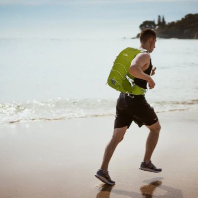 Sac-a-dos-homme-journée-sportive-bord-de-mer
