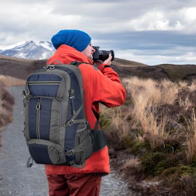 Sac-a-dos-homme-plein-air-pause-photo