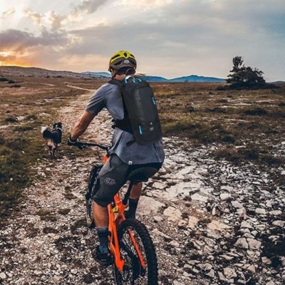Sac-a-dos-vélo-hydratation-homme-chemin