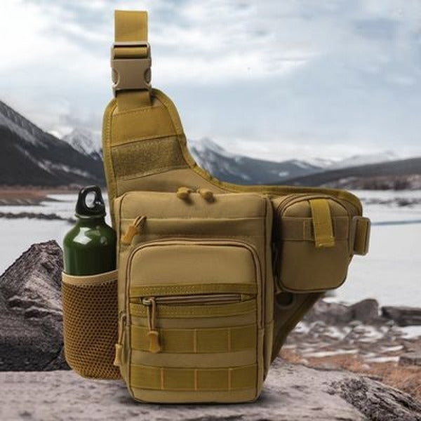 Sac poitrine homme TrailChest marron posé au bord d’un lac