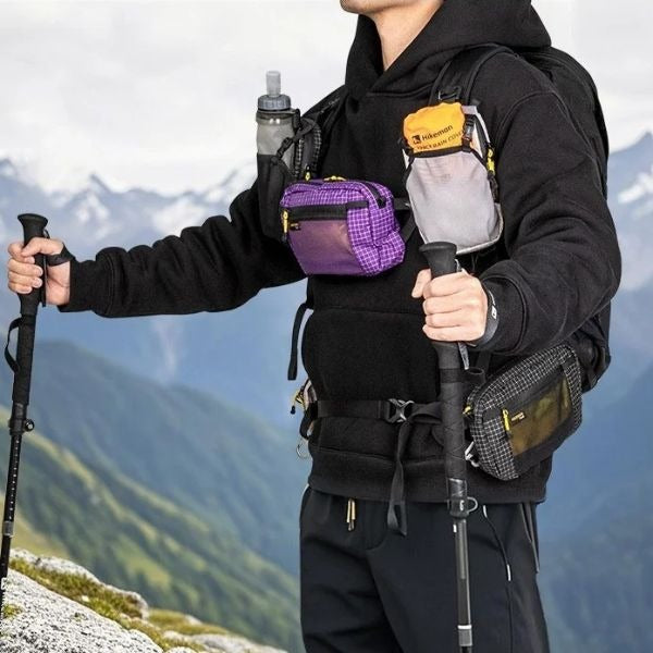 Randonneur avec sacoche poitrine homme NomadLight en montagne