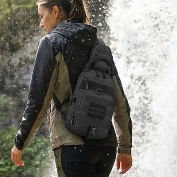 Randonneuse portant la sacoche bandoulière tactique TrailSling noire