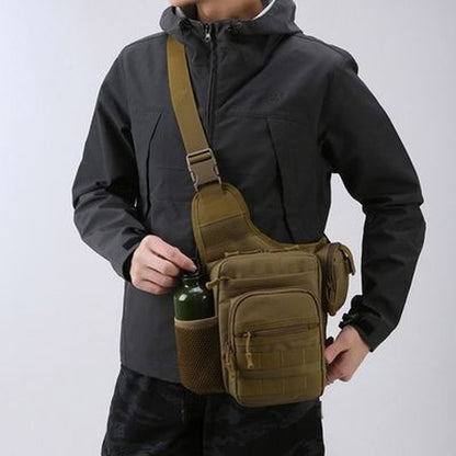 Sac poitrine homme TrailChest marron porté avec une gourde