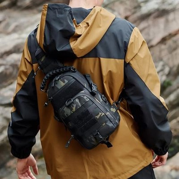 Sacoche bandoulière tactique TrailSling camouflage portée dans le dos