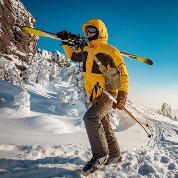 Skieur portant le sac poitrine homme TrailChest en montagne