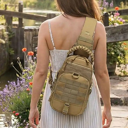 Femme portant la sacoche bandoulière tactique TrailSling marron