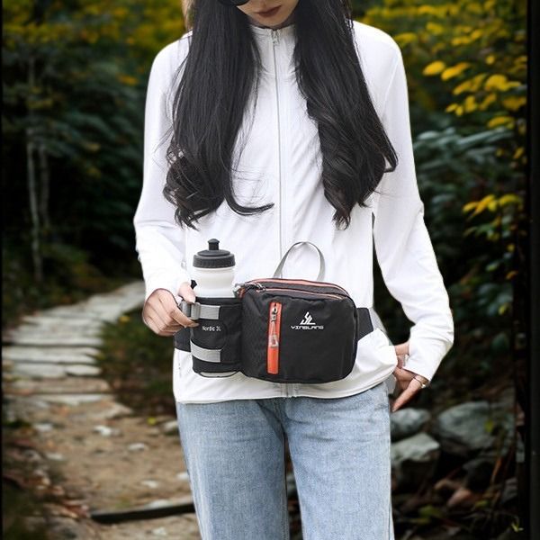 Ceinture porte gourde noire portée à la taille
