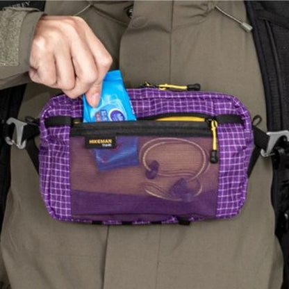 Sacoche poitrine homme violette sur bretelles de sac à dos