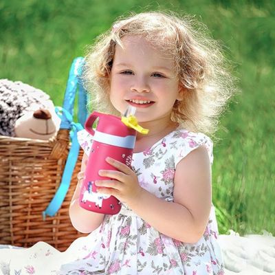 Adorable petite fille tient avec facilité gourde isotherme enfant