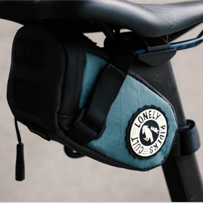 Belle sacoche pour selle de velo accrochée