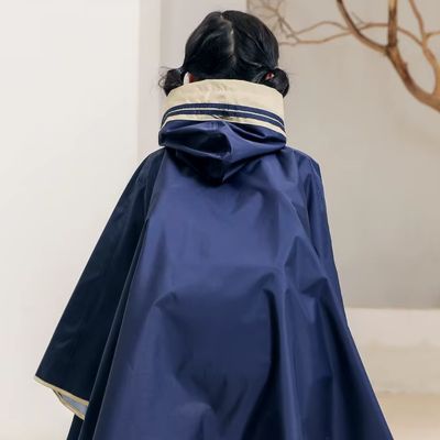 Cape-de-pluie-enfant-fille-de-dos