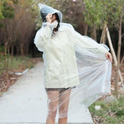 Cape-pluie-transparente-sur-femme-dans-parc