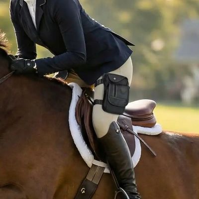 Cavalière saute haie sacoche randonnée cheval attachée jambe