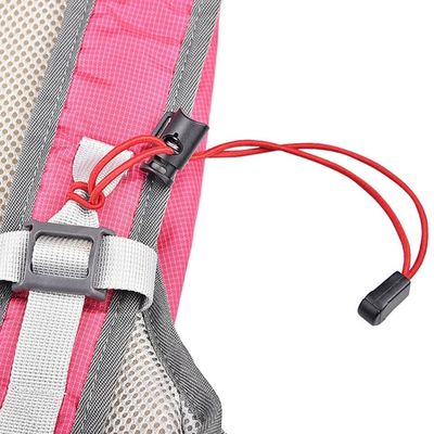 Corde élastique attachée sur sac à dos