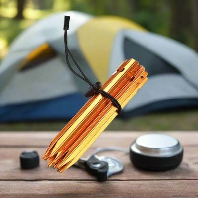Corde élastique fixée autour sardines tente camping