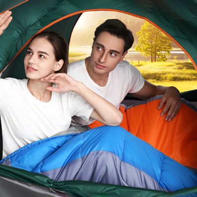 Couple assis chacun sac de couchage grand froid camping