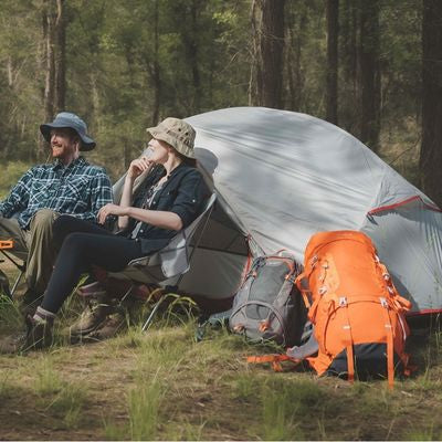 Couple assis devant tente 2 place ultra légère