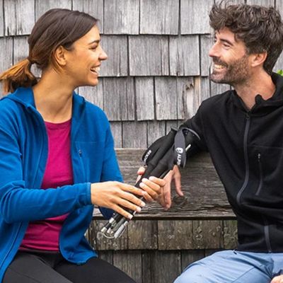 Couple assis échange sourires batons de randonnée légers