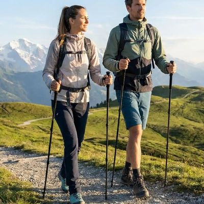 Couple batons marche nordique chemin des crêtes