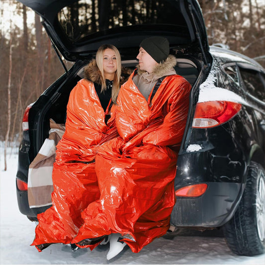 Couple chacun sa dans couverture survie attend dépannage