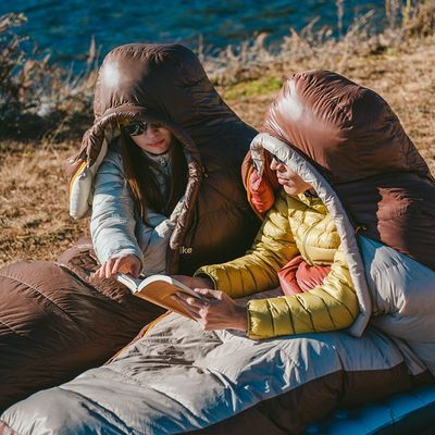 Couple chacun sac de couchage grand froid étudie itinéraire