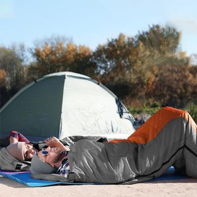 Couple chacun sac de couchage grand froid repos extérieur