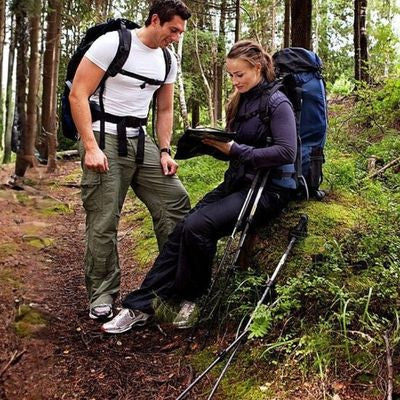 Couple cherche chemin forestier baton pour le trail