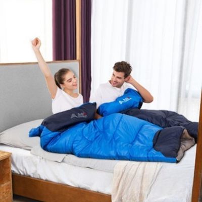 Couple dans sacs de couchage connectes s'étire
