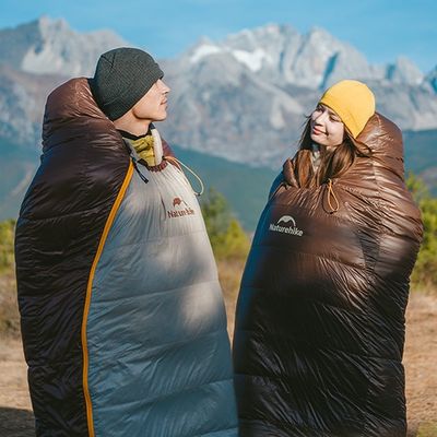 Couple debout chacun sac de couchage grand froid beau temps