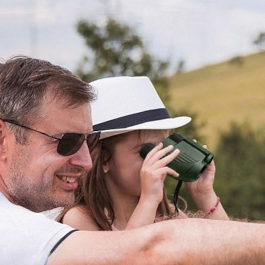 Père et fille observant le paysage avec les jumelles pour randonnée PocketView
